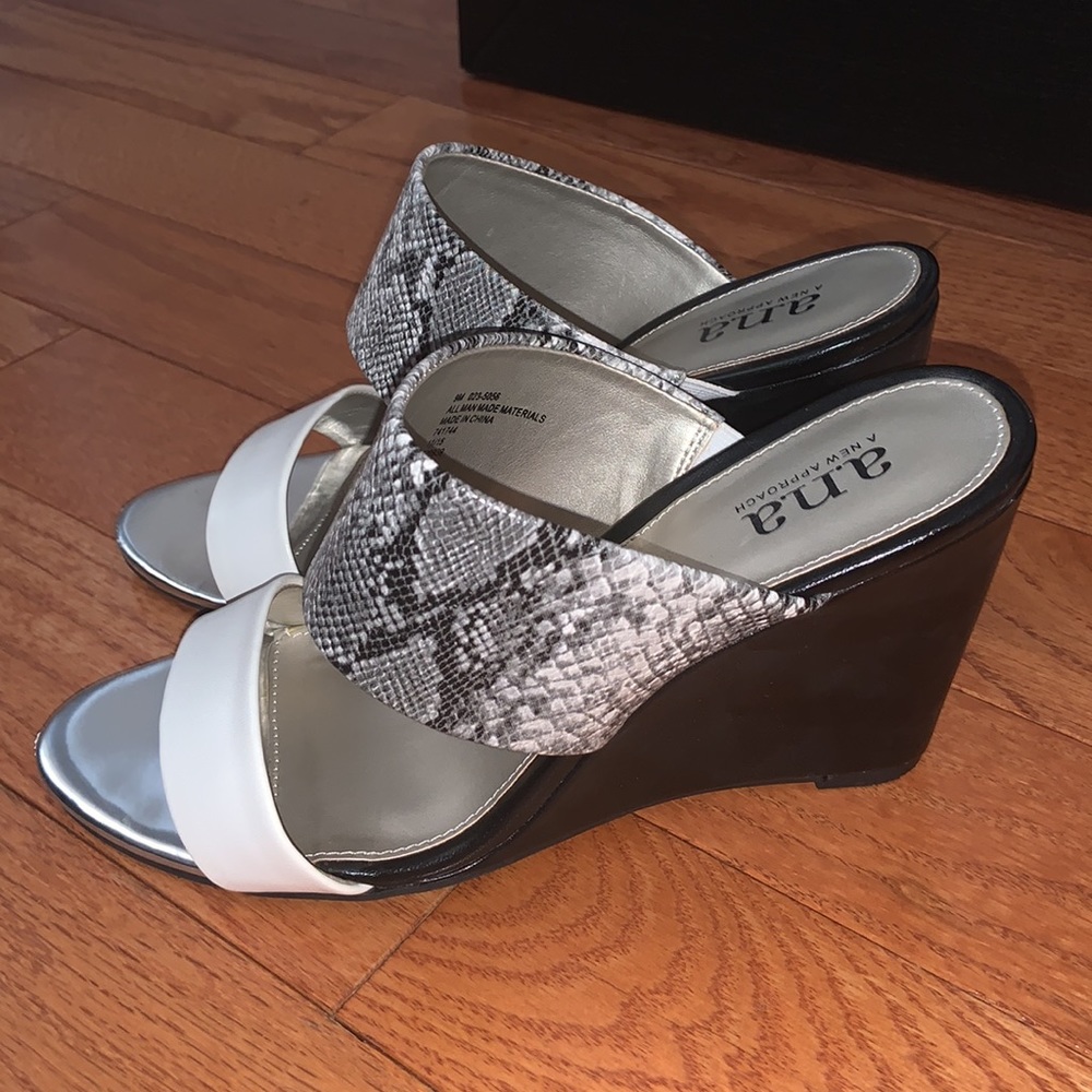 a.n.a. - a new approach wedge sandal